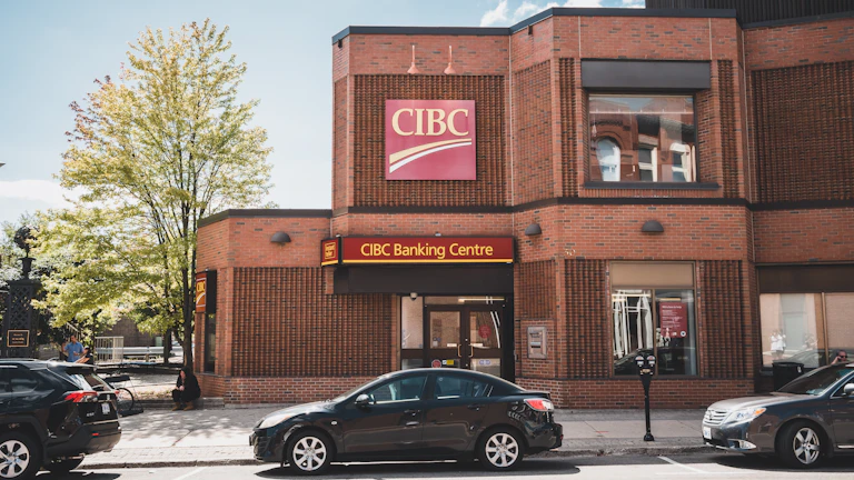 4세대 실손보험 전환 시기 최적화와 혜택 극대화 방법 9 동전과 자라나는 식물이 있는 저금통