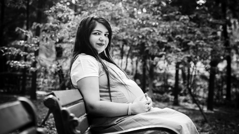 태아보험 산모 특약, 조기 진통 조산 입원비 청구 승인 잘 나는 팁 총정리 7 침대에서 휴식을 취하고 있는 임산부