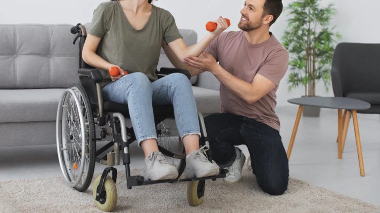 간병인보험 지급 후기 및 지급 거절 피하는 가성비 설계 (2026년) 7 병원에서 어르신을 정성껏 돌보고 있는 전문 간병인의 모습