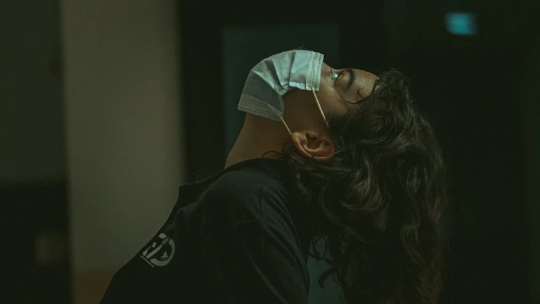 암 수술 후 요양 병원 vs 면역 치료 병원, 실비 보장되는 입원 치료 완벽 분석 7 암 수술 후 요양 병원에서 재활 운동을 하는 여성