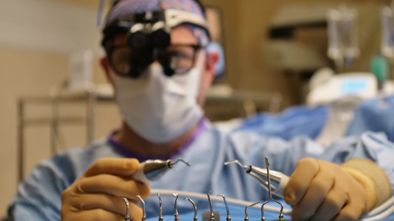 로봇수술 보험금 청구 시 지급 거절 피하는 2026년 보장 분석과 실제 후기 7 환자를 수술하는 로봇 팔과 의료진