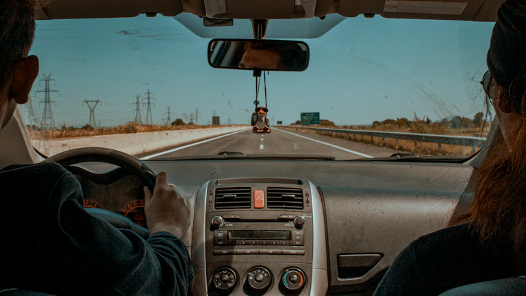 12대 중과실 사고 시 운전자보험으로 보장받는 방법 7 안전 운전을 실천하는 운전자의 모습