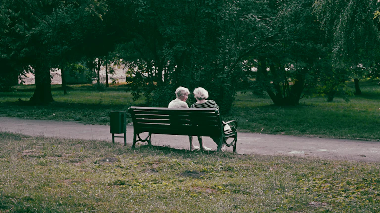 재정 문제에 대해 이야기하는 노년 부부