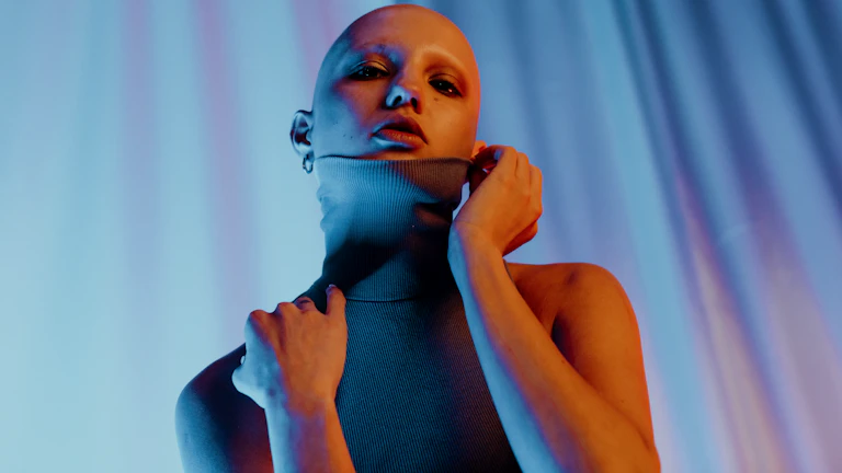 진지하게 서류를 검토하는 보험 설계사와 고객