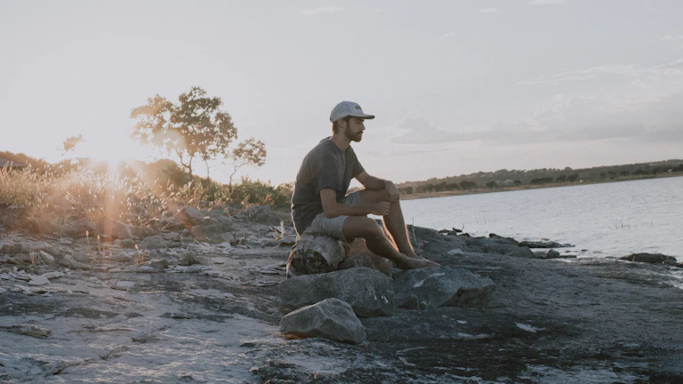 사무실에서 서류를 검토하는 변호사
