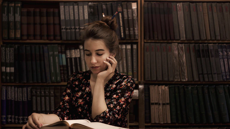 로봇수술 보험금 청구 시 지급 거절 피하는 2026년 보장 분석과 실제 후기 8 서류를 꼼꼼히 검토하는 진지한 표정의 여성