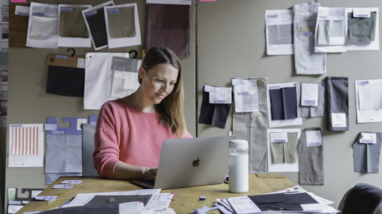 서류를 꼼꼼히 살피는 진지한 여성