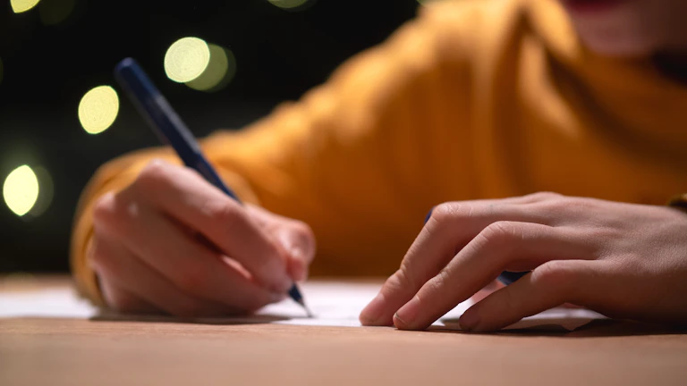 자전거 사고, 남을 다치게 했을 때 일상생활배상책임보험 처리 과정 완벽 가이드 8 계약서에 서명하는 모습