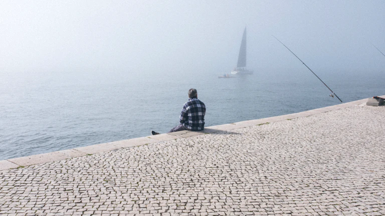 2026년 싱글족 위한 가성비 설계 노하우 7 미래를 고민하는 1인 가구 모습