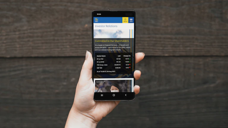 스마트폰 보험 앱으로 간편하게 청구하는 모습