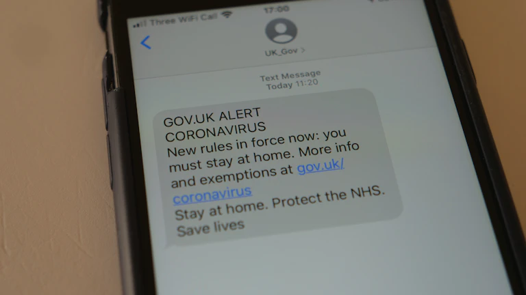 스마트폰으로 실손보험료를 비교하고 있는 손의 모습