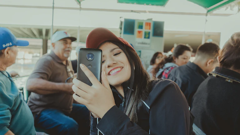 보험 리모델링 월 20만원 고정 지출 줄이는 5단계 실전 전략과 필수 체크리스트 (2026년 최신) 8 스마트폰으로 보험료를 확인하며 미소 짓는 사람