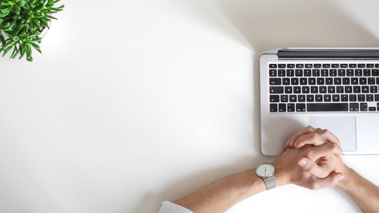 50대 여성이 돋보기를 이용해 보험 약관을 꼼꼼히 살펴보는 모습