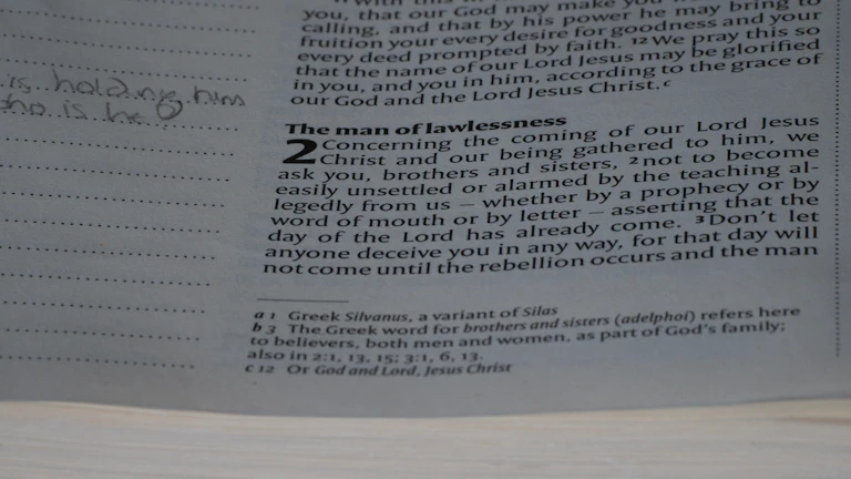 법률 문서와 저울 이미지가 함께 있는 모습