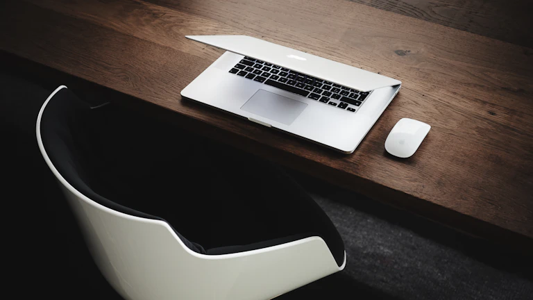 중입자치료 지급 후기 및 지급 거절 대처법과 2026년 가성비 설계법 8 고민하는 사람과 서류가 놓인 책상