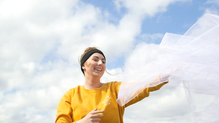40대 여성 맞춤 건강보험 5가지 비교 추천 (2026년) 7 건강보험 계획을 확인하는 여성