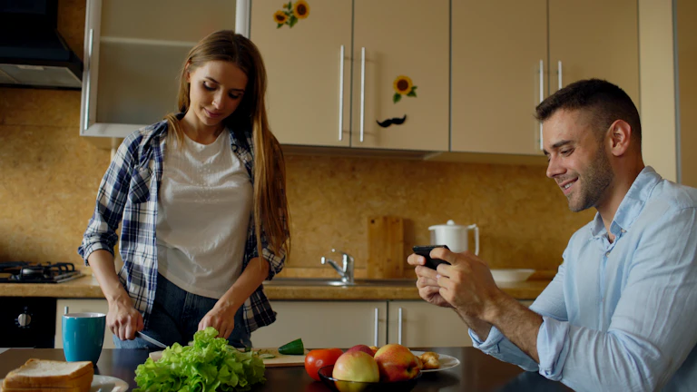 신선한 재료로 집에서 요리하는 여성