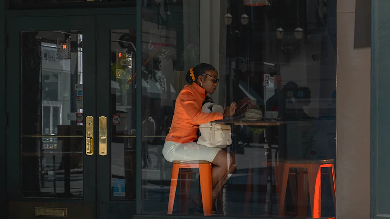 4세대 실손보험 전환 시기 최적화와 혜택 극대화 방법 7 서류를 보며 실손보험 전환을 고민하는 여성