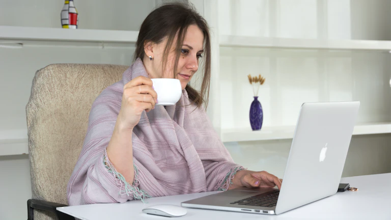 여성이 보험 증권을 검토하는 모습