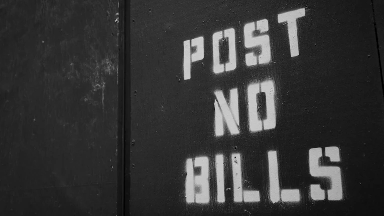 2026년 실손보험 단점과 숨겨진 진실 완벽 분석 8 보험료 인상에 고민하는 사람