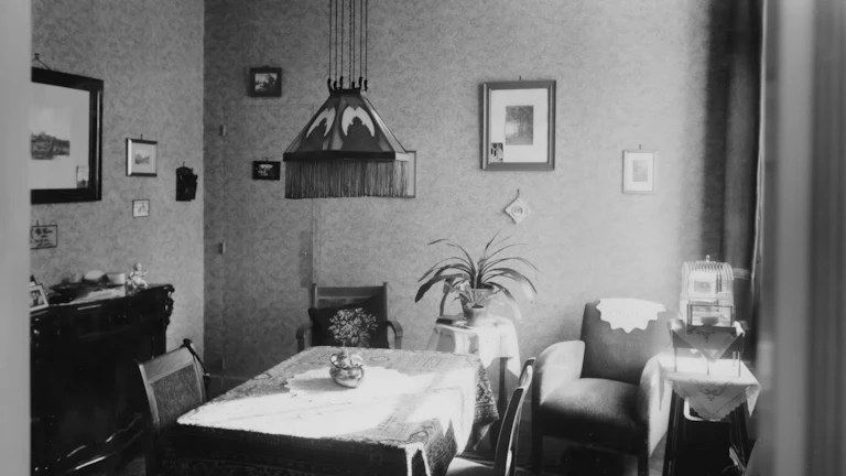 40대 남성, 암 보험금 지급 거절 시 2026년 핵심 대응 전략 7 40대 남성이 보험 서류를 보며 스트레스 받는 모습