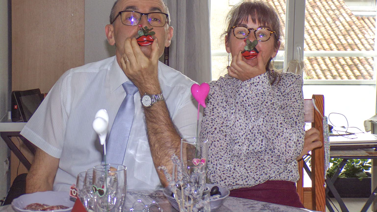 50대 부모님을 위한 든든한 비갱신 암보험 설계와 보장 분석 7 50대 부모님과 자녀가 함께 환하게 웃으며 미래를 설계하는 모습