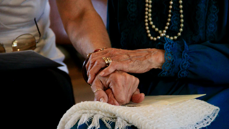 50대 여성 위한 가성비 실손 설계 & 2026년 보험금 지급 후기 7 50대 여성이 보험 설계사와 상담하며 밝게 웃는 모습