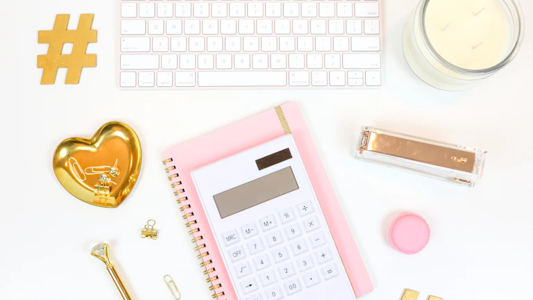 책상 위에 놓인 계산기와 펜, 보험료 계산 중