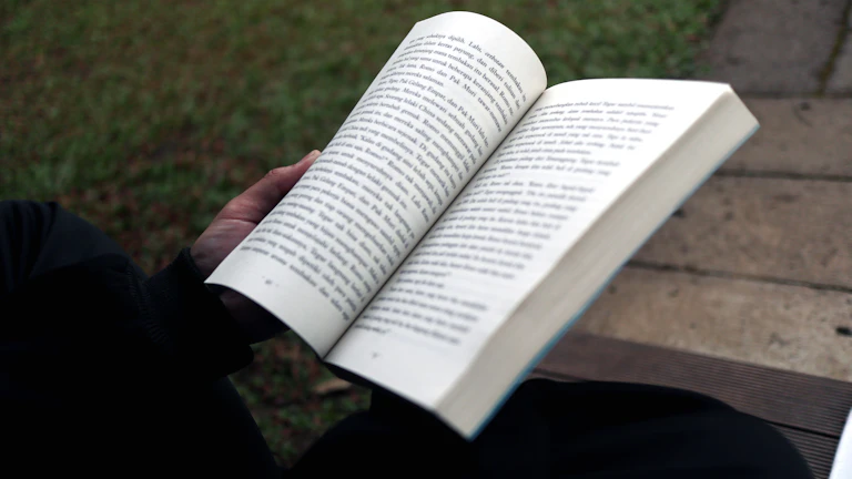 두꺼운 보험 증권 서류를 읽는 사람