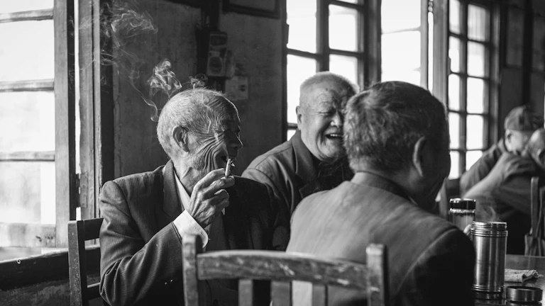 좋은 소식을 듣고 안도하며 미소 짓는 사람