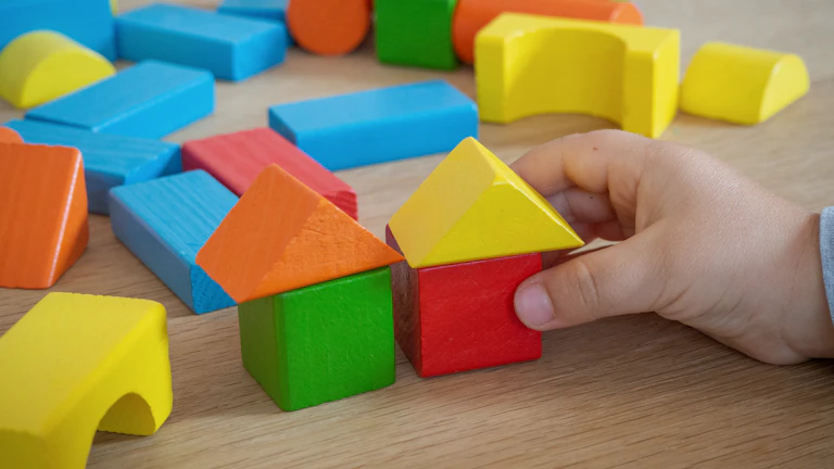 2026년 태아보험 필수 체크리스트와 만기환급 설계법 8 블록을 가지고 노는 아기