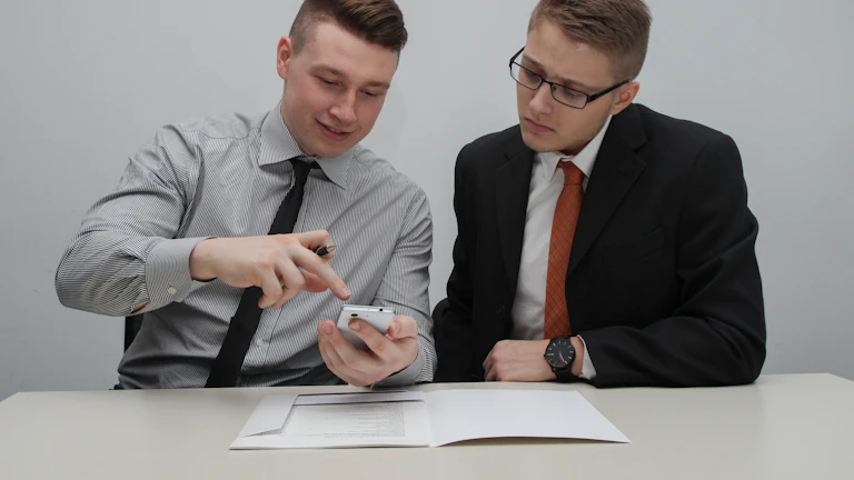 계약서를 검토하는 비즈니스맨