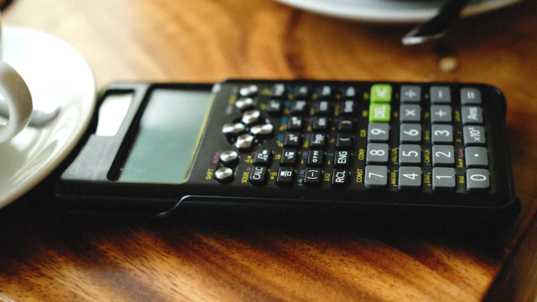 계산기로 보험료 할증 폭을 계산하는 손