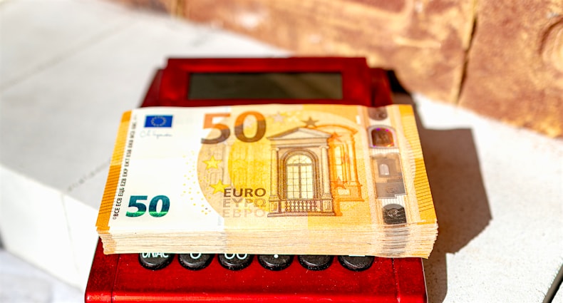 보험료를 계산하는 계산기와 서류