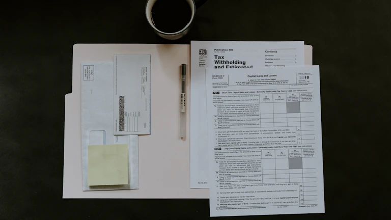 비용 줄이는 현명한 관리법 7 계산기와 보험 서류를 보고 있는 모습