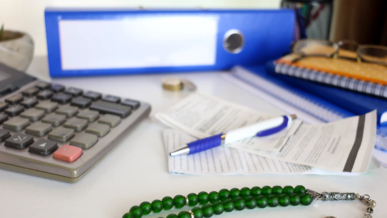 계산기와 보험 증권을 함께 놓은 모습