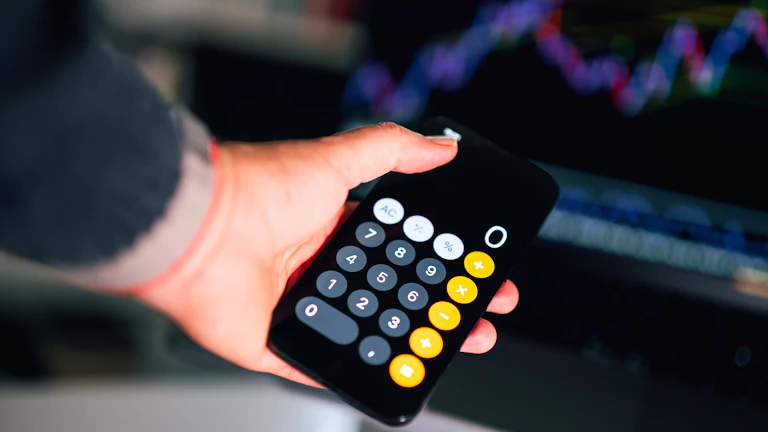 계산기와 돈 이미지