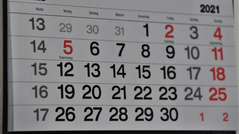 달력에 빨간 표시가 되어 있는 모습