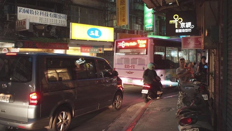 경찰이 사고 현장을 조사하는 모습