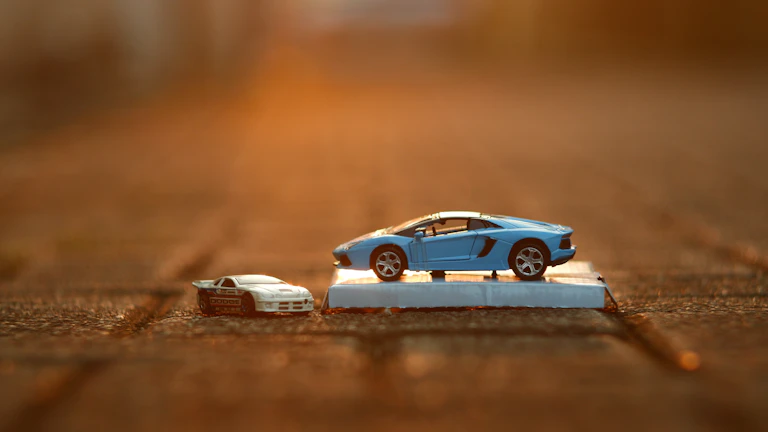 2026년 지급 거절 피하는 가성비 설계법 7 자동차 보험 증권을 꼼꼼히 확인하는 모습