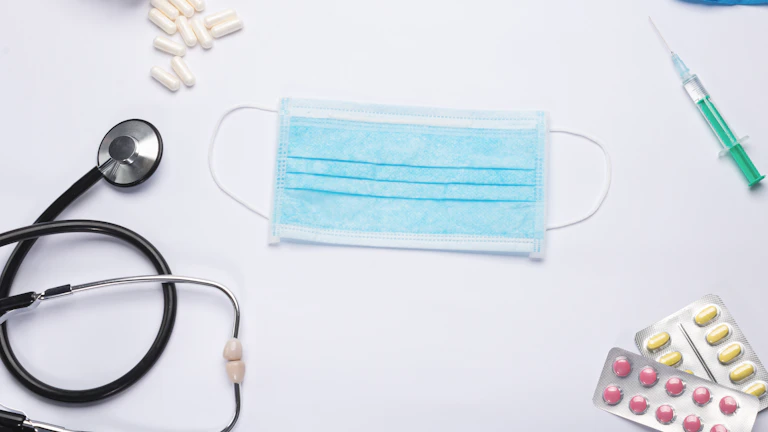 의료 관련 체크리스트를 확인하는 모습