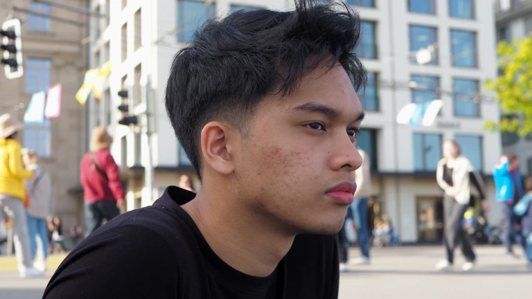 2026년 숨겨진 혜택 찾는 가이드 7 복잡한 보험 서류를 보고 당황하는 사람