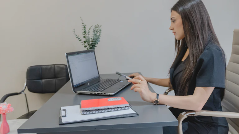 4세대 실손보험 갱신 보험료 2026년 비급여 할증 방지 실제 관리 사례 8 태블릿 PC로 보험 약관을 확인하는 모습