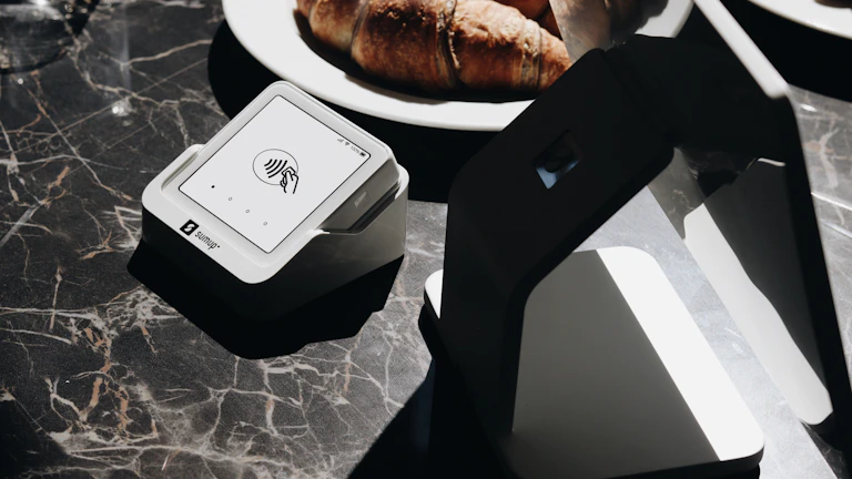 퇴직연금DC형 2026년, 숨겨진 혜택 7가지 활용법 8 모바일 앱으로 퇴직연금 수익률을 확인하는 모습