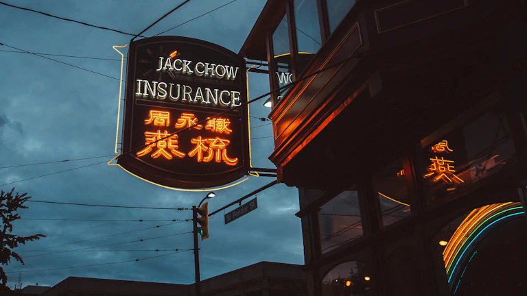 체증형 간병인보험 지급 거절 대처 및 설계 노하우 8 스마트폰으로 보험 약관을 꼼꼼히 확인하는 모습