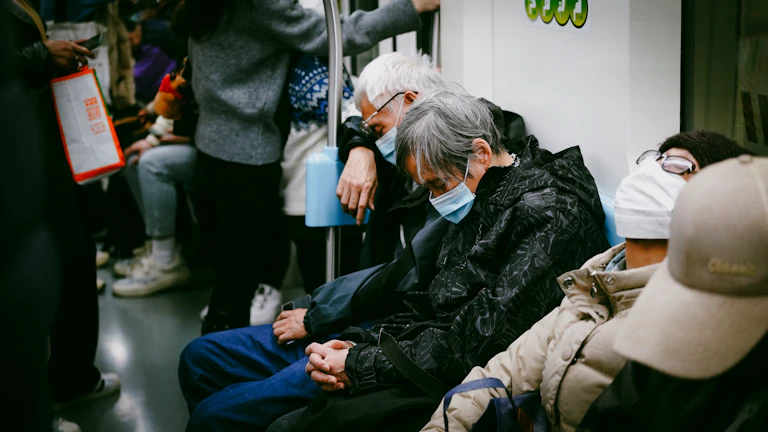 의사와 환자가 의료비 관련 서류를 보며 상담하는 모습