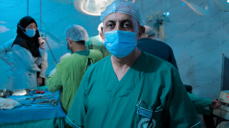 2026년 뇌혈관 보험금 제대로 받는 7가지 방법 8 의사와 환자가 의료 서류를 보며 상담하는 모습