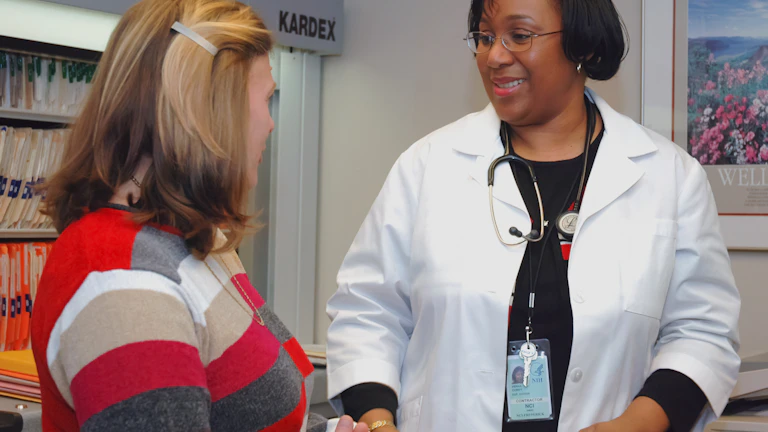 4세대 실손 할증 확인하고 보험료 폭탄 피하기 8 환자와 상담하는 의사