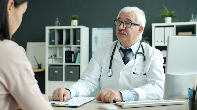 의사와 상담 중인 환자