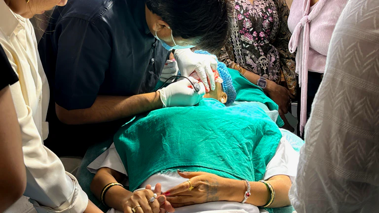 의사가 다친 팔을 진찰하고 있는 모습